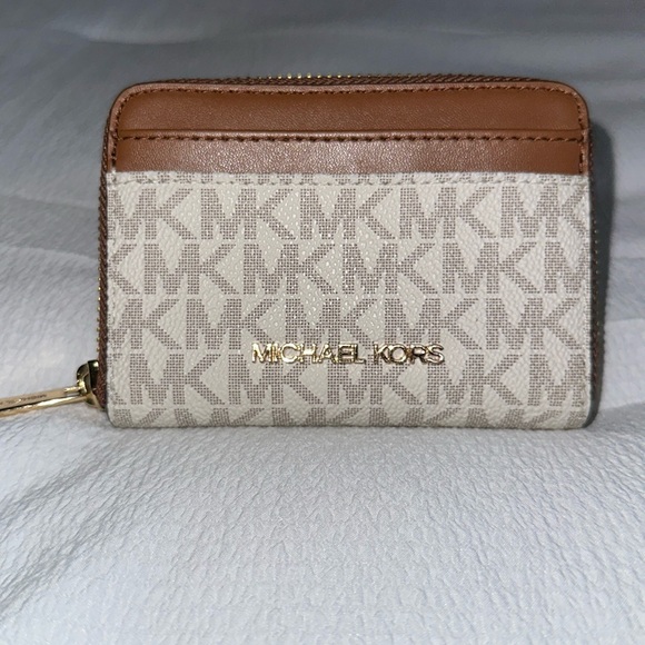 Michael Kors Handbags - Michael Kors Jet Set Travel Medium Zip Around Card Case